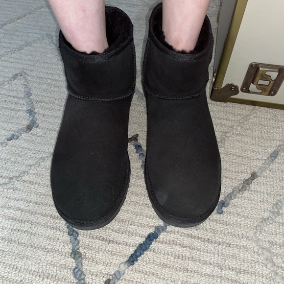 UGG CLASSIC MINI BOOT- LIKE NEW main image 11